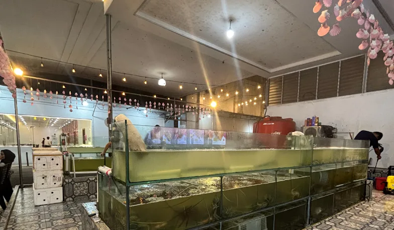 Akuarium seafood hidup di Love Seafood Nagoya