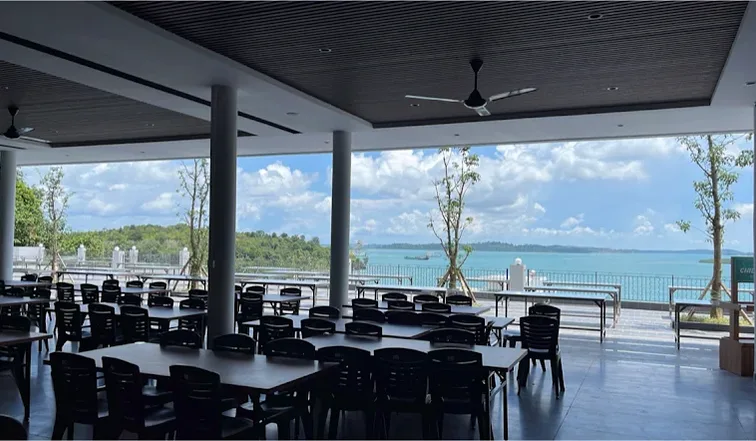 Ruang makan Love Seafood Punggur menghadap laut