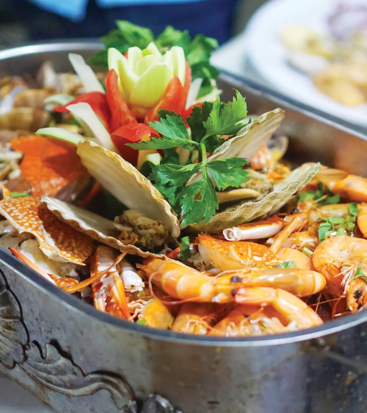 Steamboat seafood Love Seafood berisi udang, kerang, dan kapis